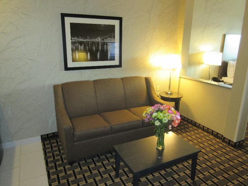 Holiday Inn Express & Suites Butler By Ihg Bagian luar foto