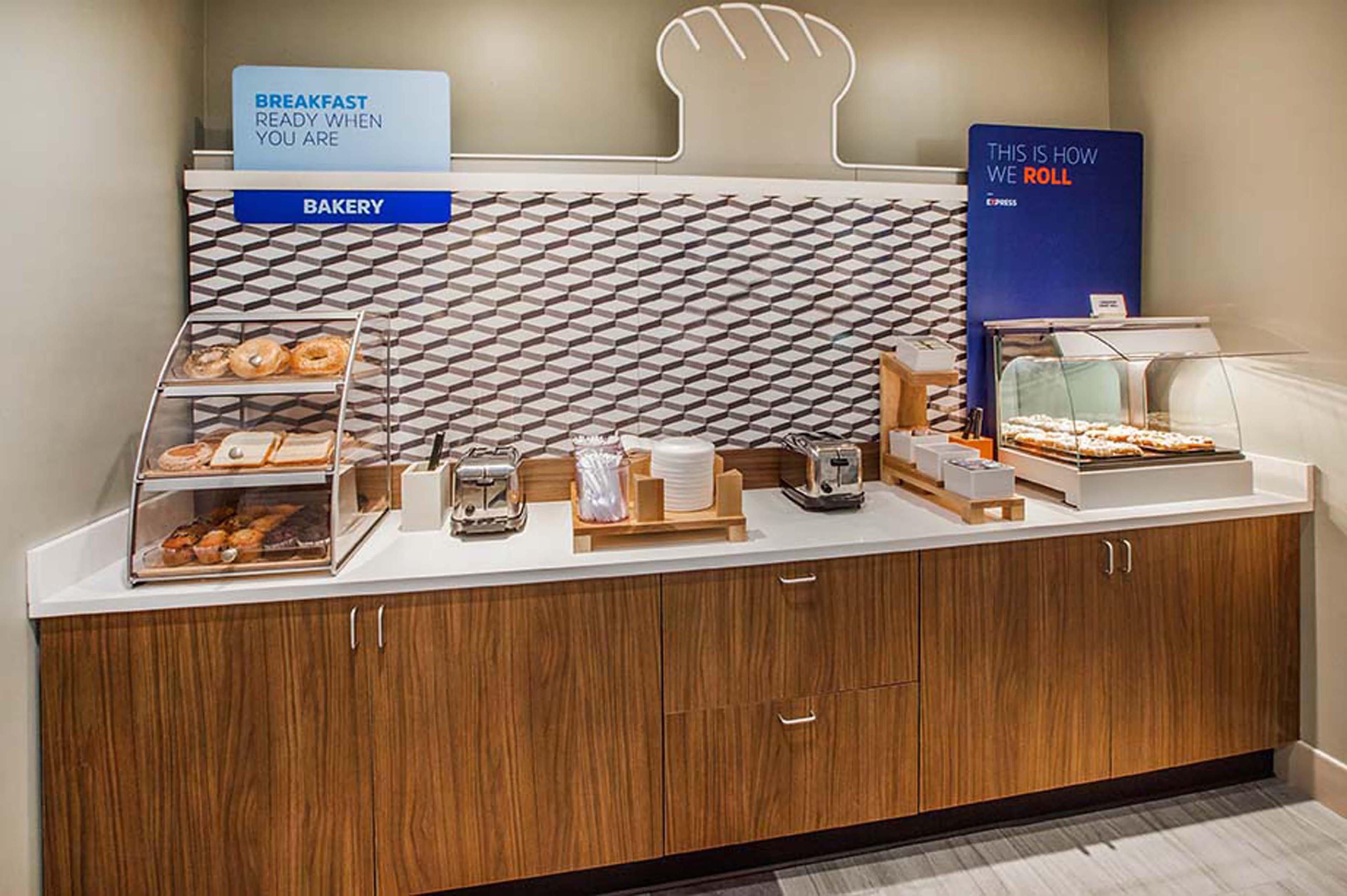 Holiday Inn Express & Suites Butler By Ihg Bagian luar foto